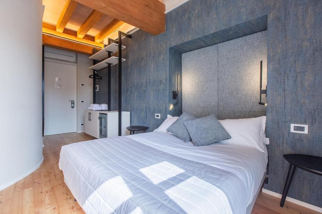 Double Room with Balcony room - Image 2