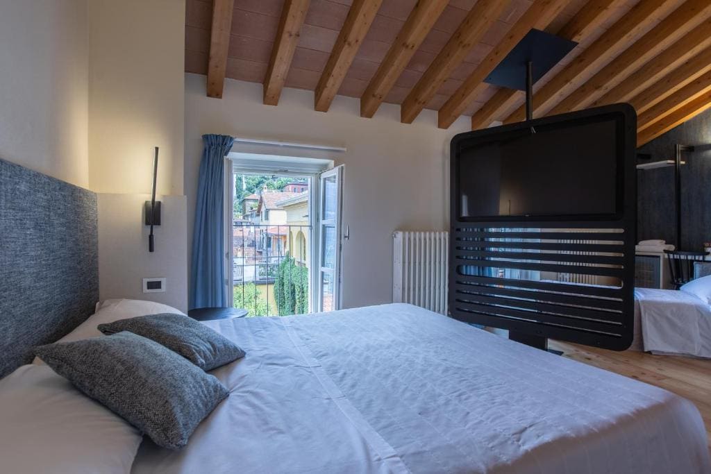 Suite with Lake View room - Image 2