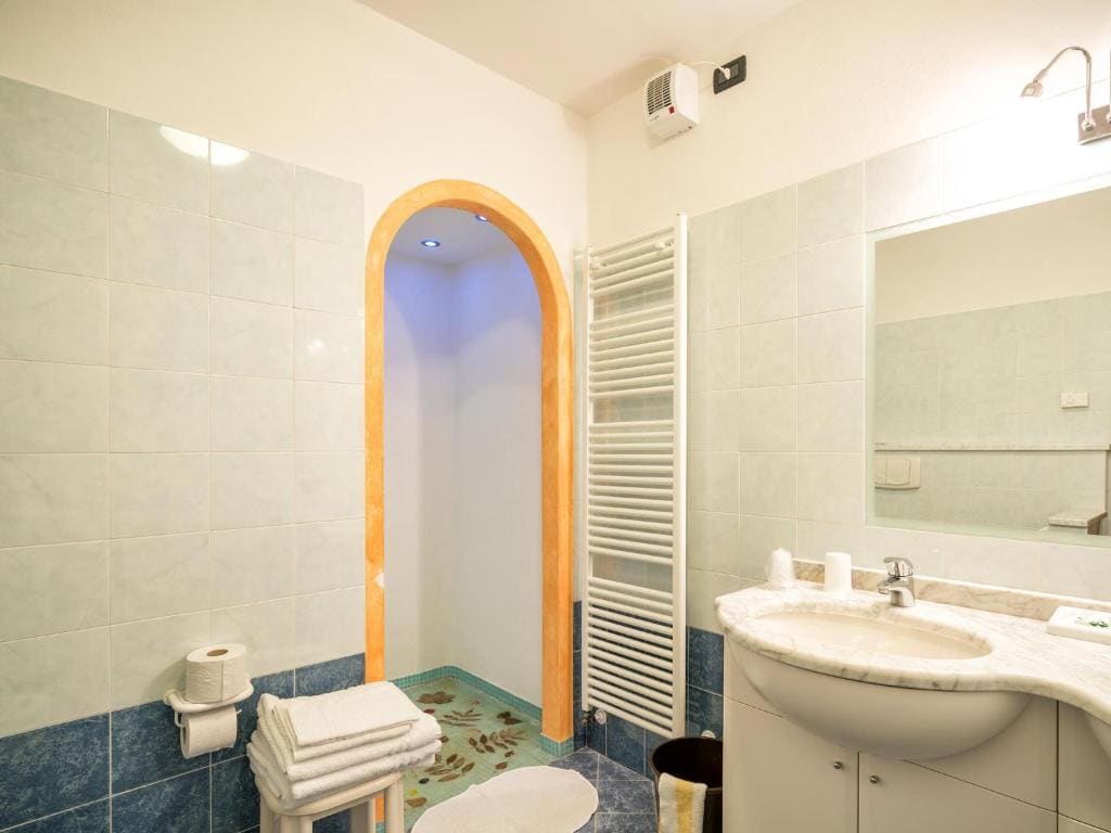 Superior Quadruple Room room - Image 1