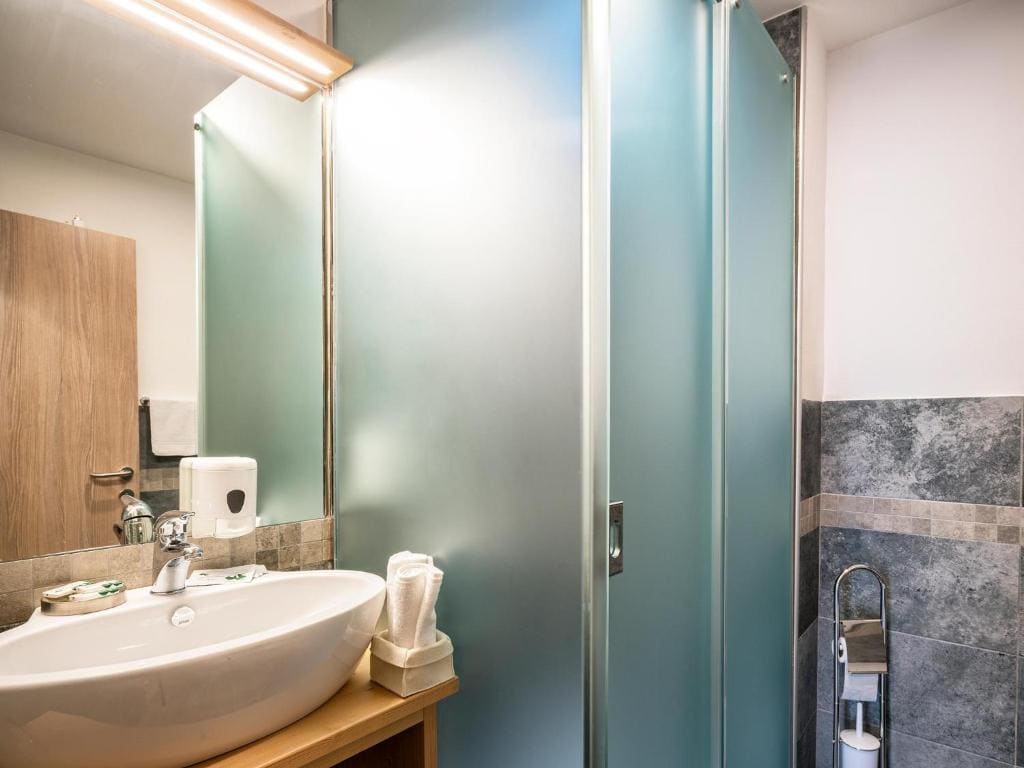 Superior Quadruple Room room - Image 3
