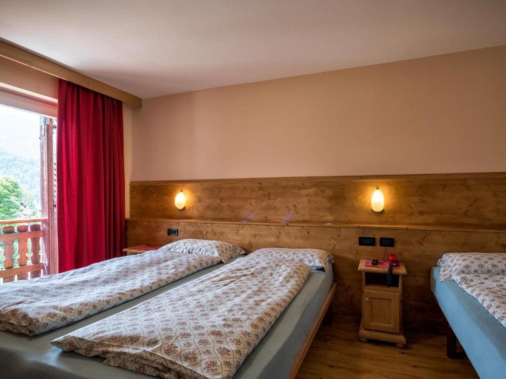 Superior Quadruple Room room - Image 2