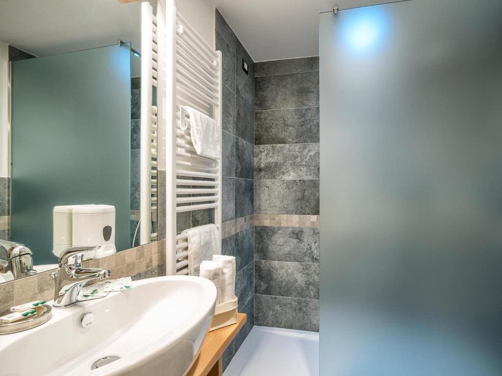 Superior Triple Room room - Image 3
