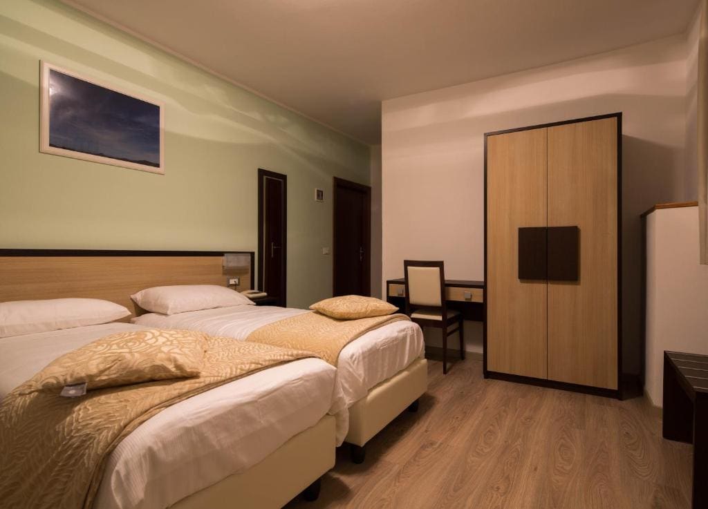 Standard Triple Room room - Image 3