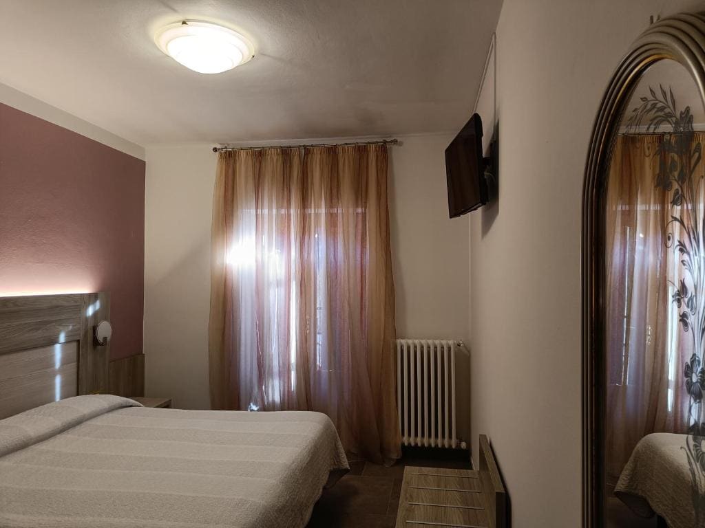 Double Room with Balcony room - Image 2
