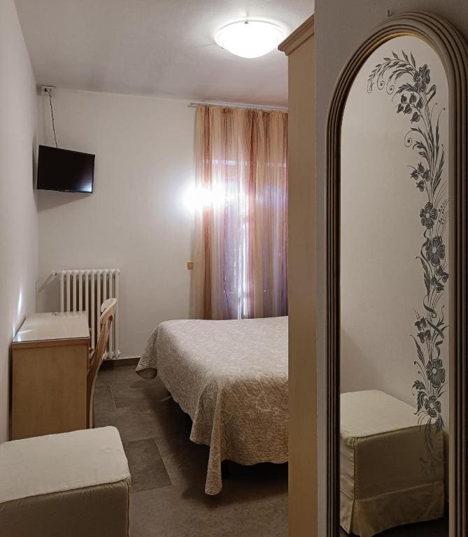 Double Room with Balcony room - Image 3