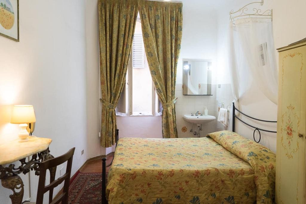 Single Room with Bathroom room - Image 2