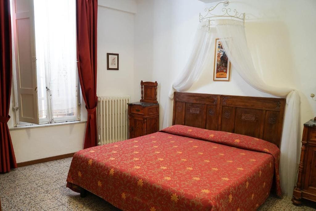 Single Room with Bathroom room - Image 1