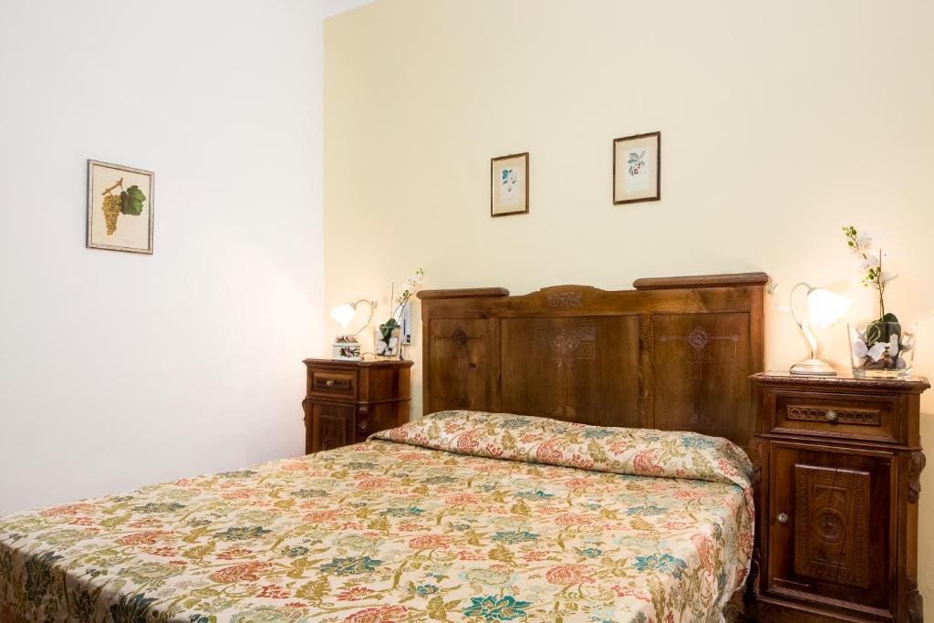 Double Room with Shared Bathroom room - Image 2