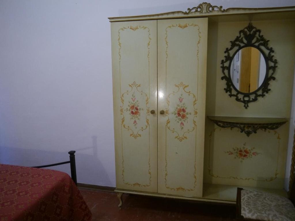Double Room with Shared Bathroom room - Image 3