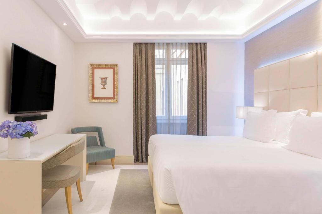 Deluxe King Room room - Image 1