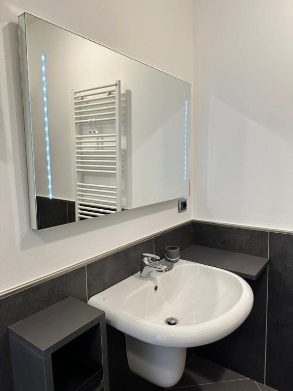 Deluxe Double or Twin Room with Spa Bath room - Image 2