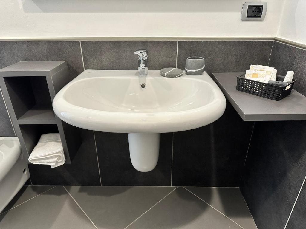 Deluxe Double or Twin Room with Spa Bath room - Image 3