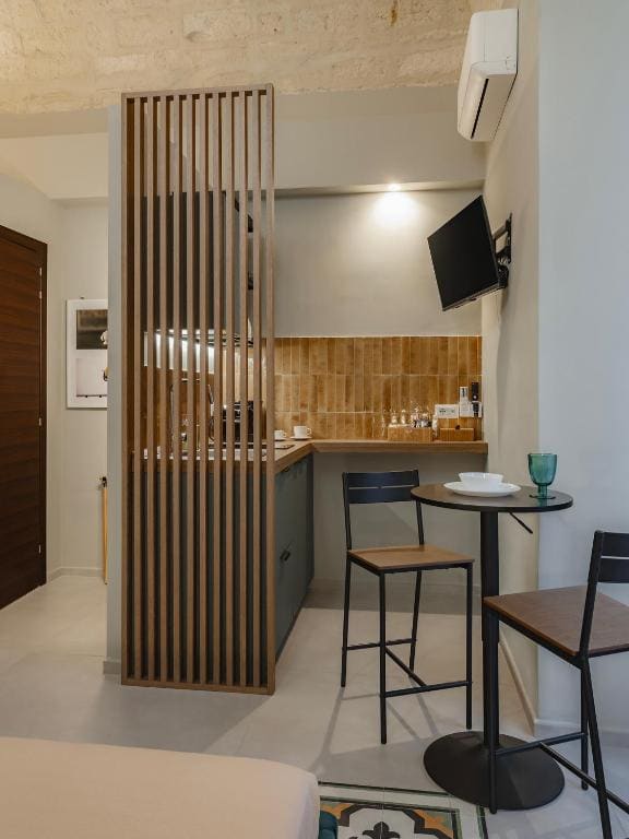 Double Room with Balcony room - Image 3