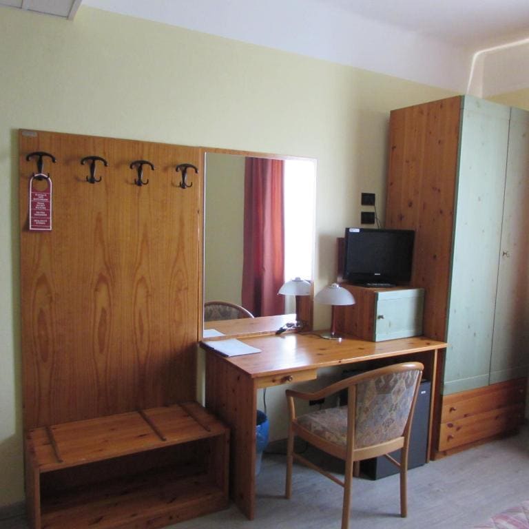 Large Twin Room room - Image 3