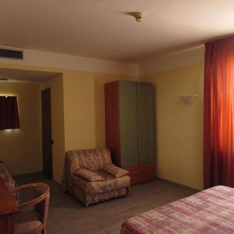 Classic Quadruple Room room - Image 1