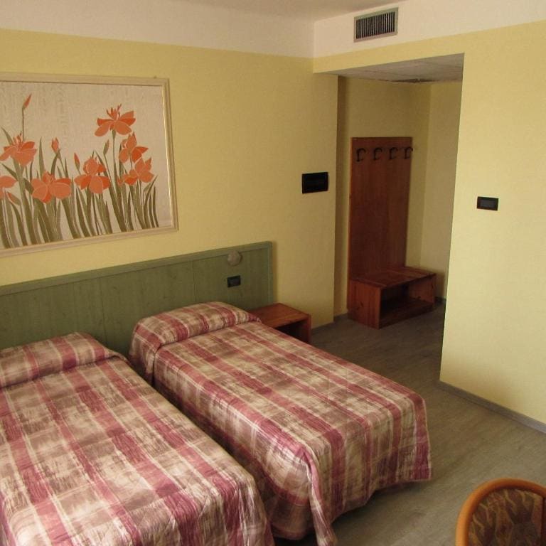 Large Twin Room room - Image 1