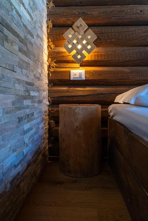 Deluxe Suite with Spa Bath room - Image 2