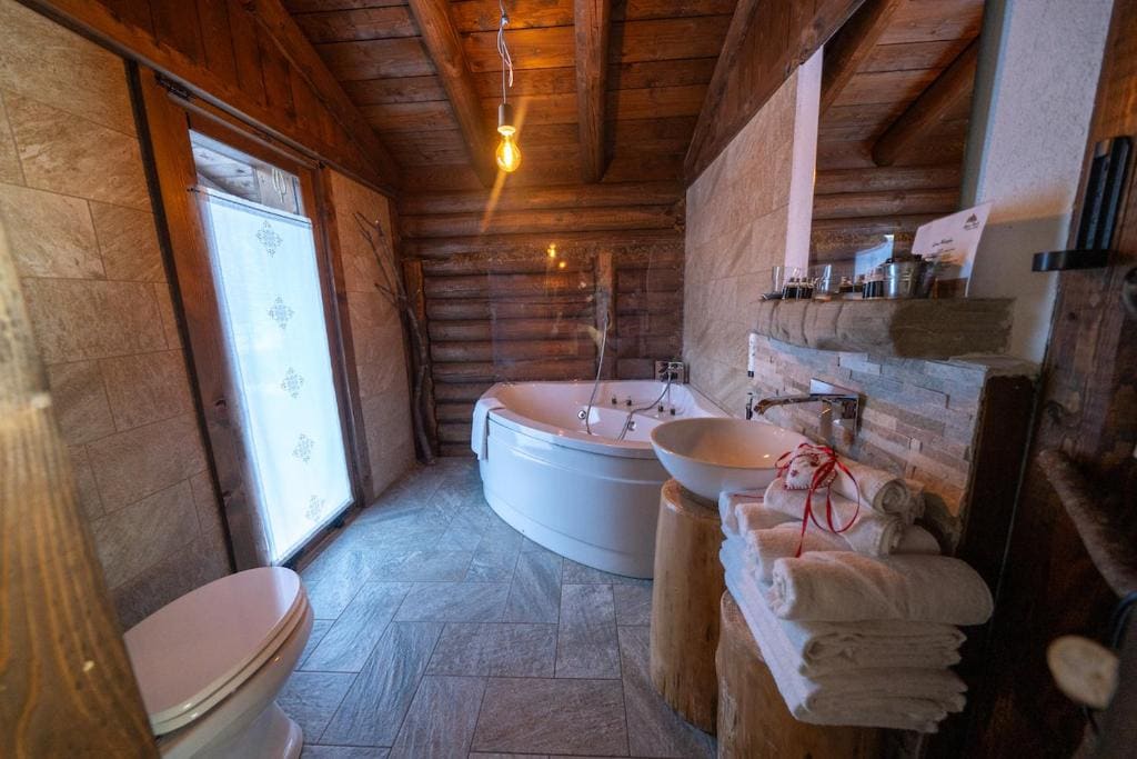 Deluxe Suite with Spa Bath room - Image 1