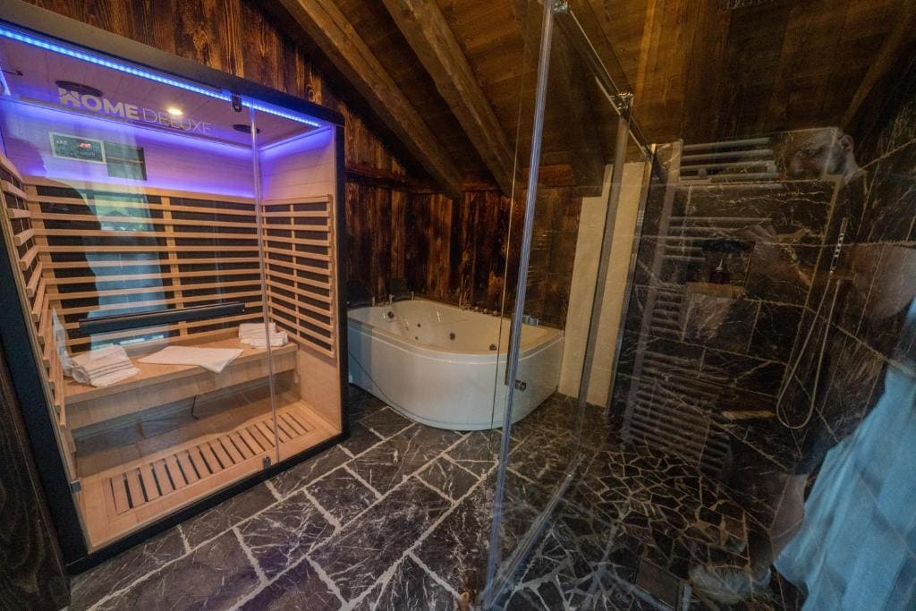 Superior Chalet room - Image 2