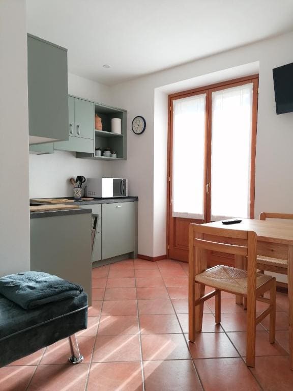 One-Bedroom Apartment with Balcony room - Image 3