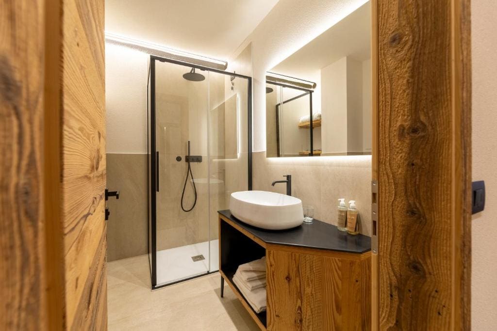 Deluxe Double Room with Balcony room - Image 3