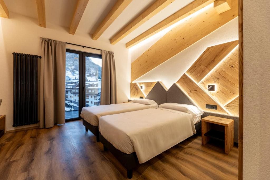 Deluxe Double Room with Balcony room - Image 2