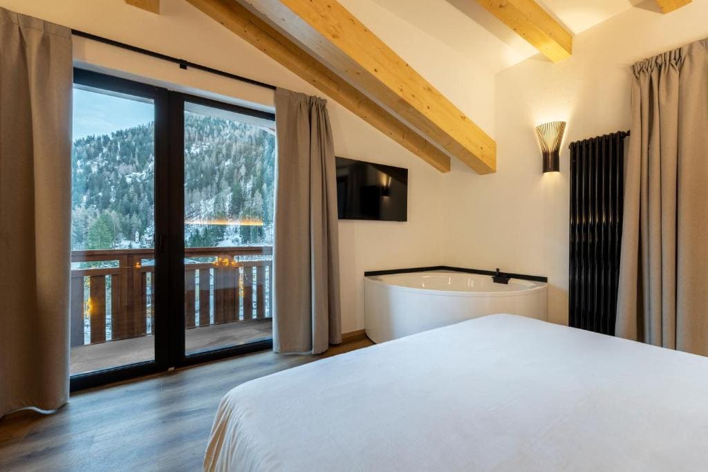 Junior Suite with Mountain View room - Image 2