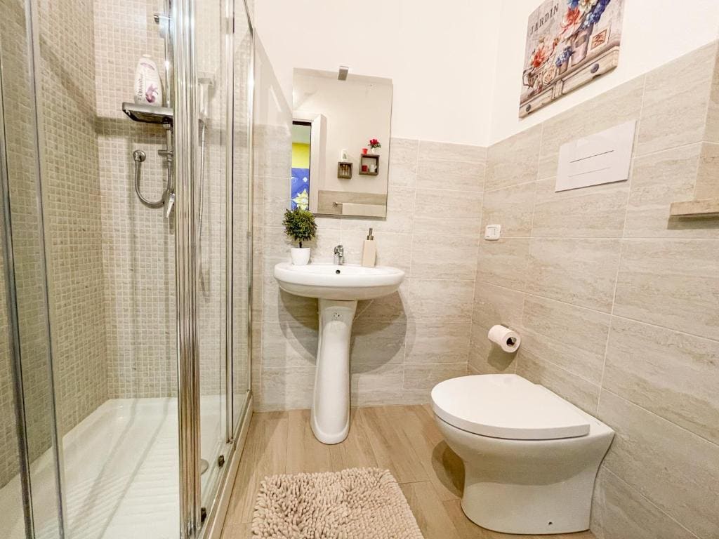 Double Room with Private External Bathroom room - Image 3