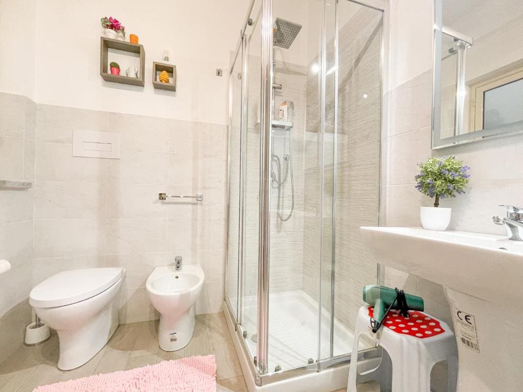 Double Room with Shared Bathroom room - Image 3