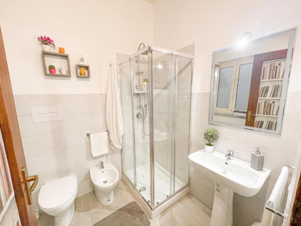 Double Room with Shared Bathroom room - Image 2
