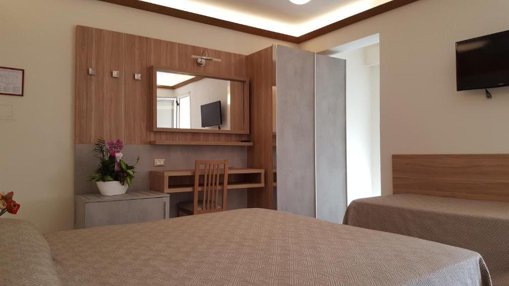 Comfort Quadruple Room room - Image 3