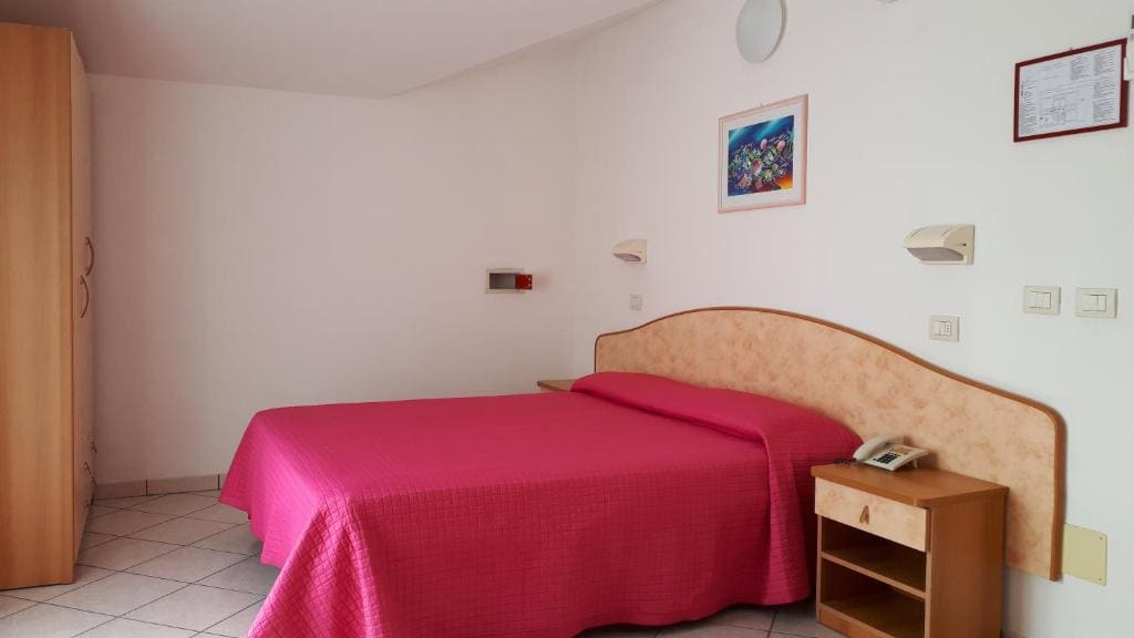 Small Double Room room - Image 1