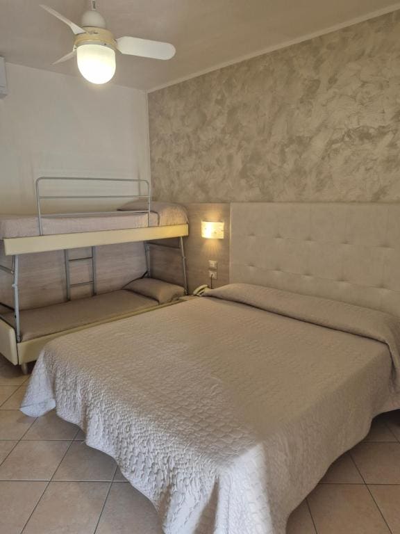 Standard Quadruple Room room - Image 1