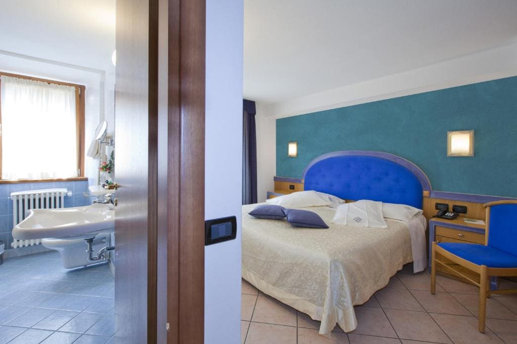 Quadruple Room with Private Bathroom room - Image 2