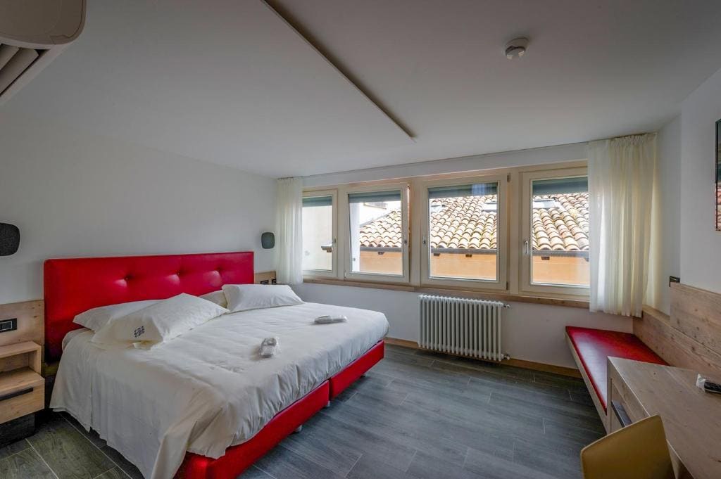 Superior Double or Twin Room with Mountain View room - Image 3