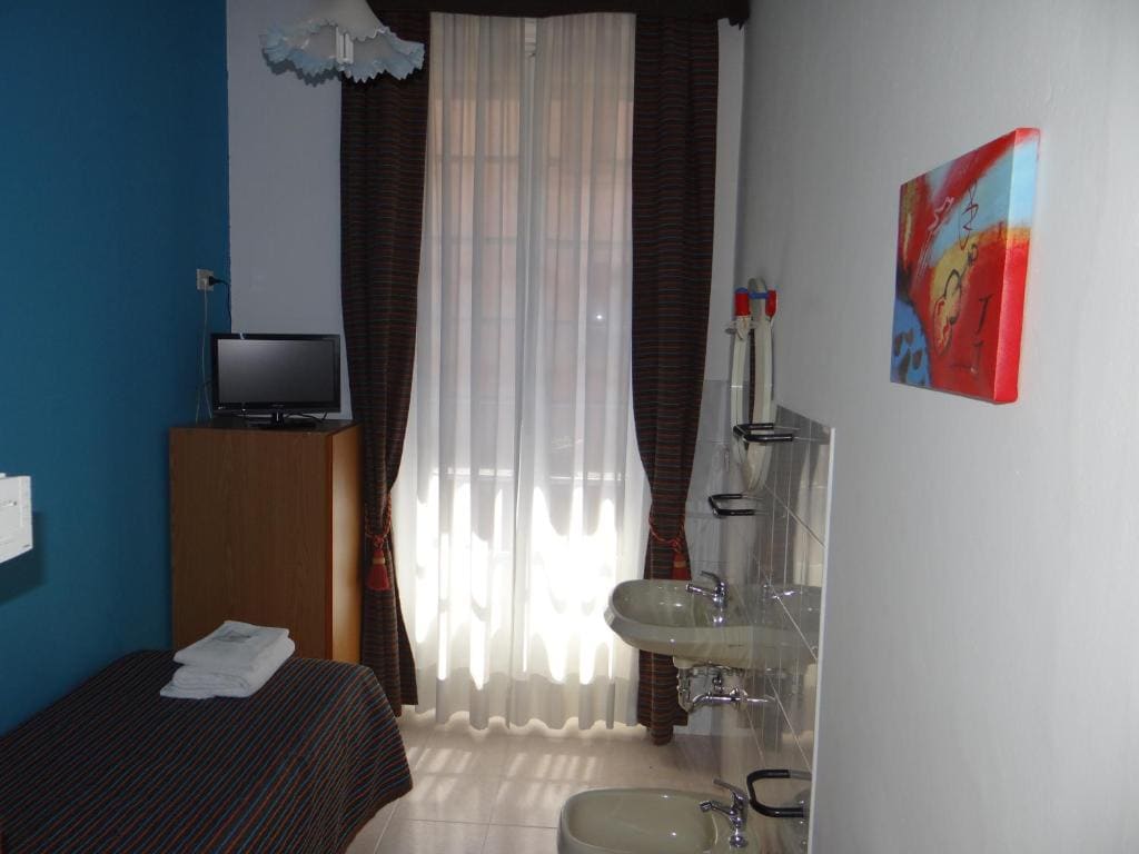 Single Room with Shared Bathroom room - Image 2