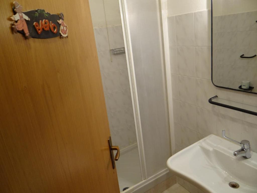 Single Room with Shared Bathroom room - Image 3