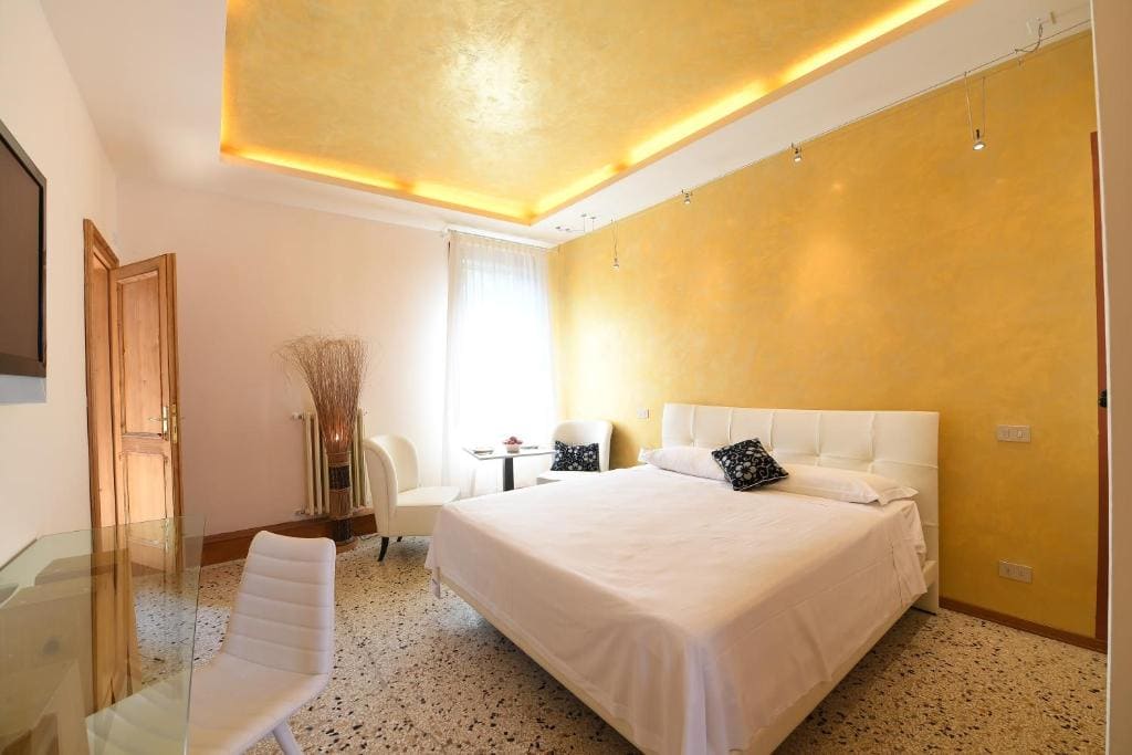 Classic Queen Room room - Image 2