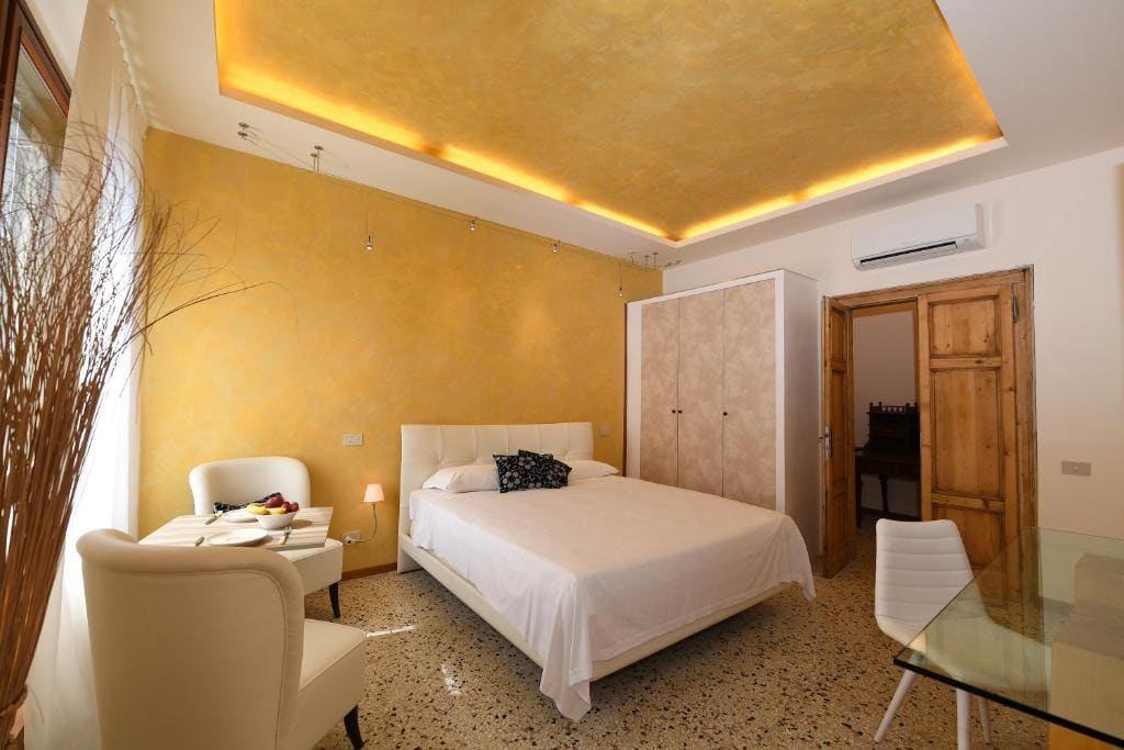 Classic Queen Room room - Image 1