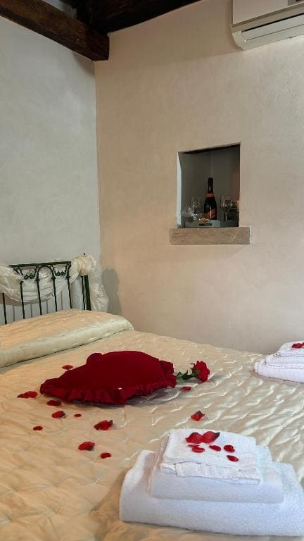 Small Double Room room - Image 3