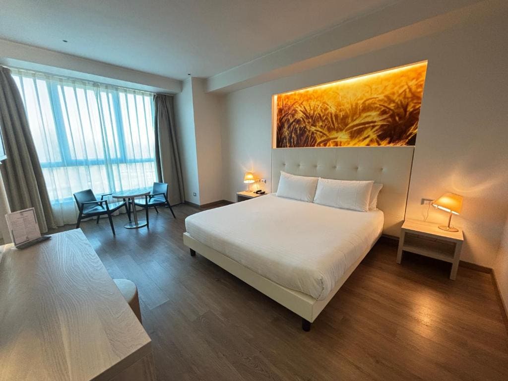 Family Room with Balcony room - Image 3