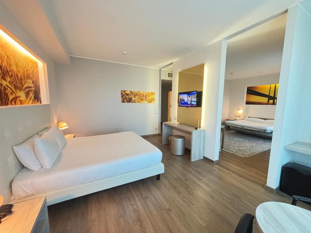 Family Room with Balcony room - Image 2