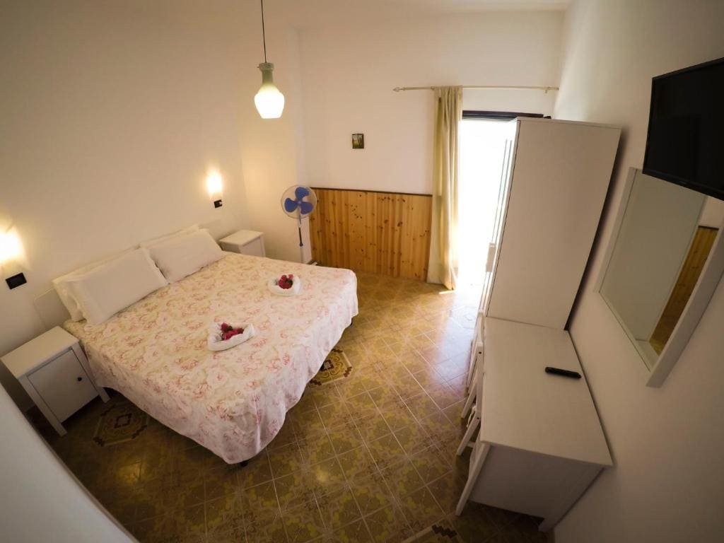 Double or Twin Room with Sea View room - Image 3