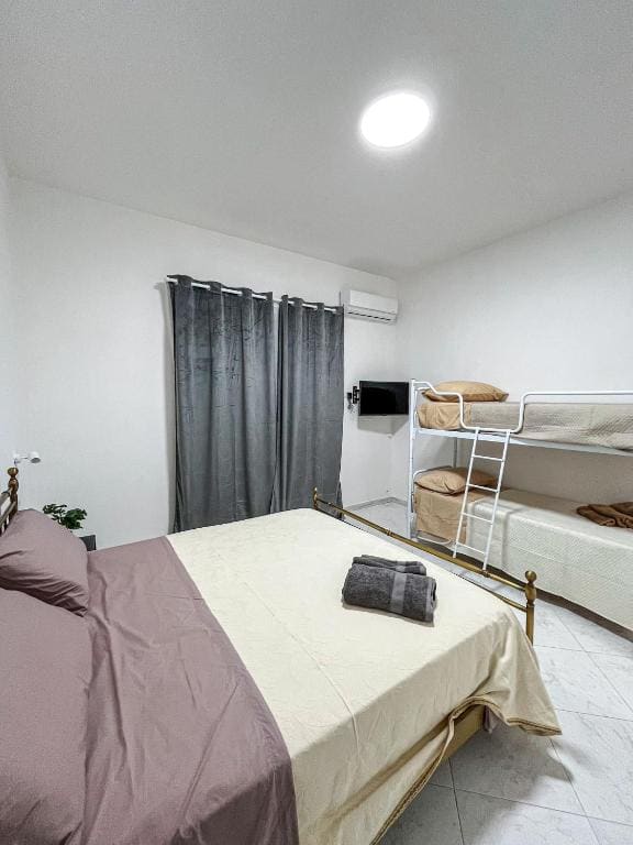 Quadruple Room with Private Bathroom room - Image 2