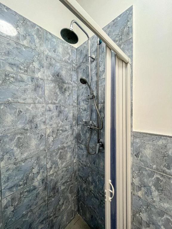 Quadruple Room with Private Bathroom room - Image 1