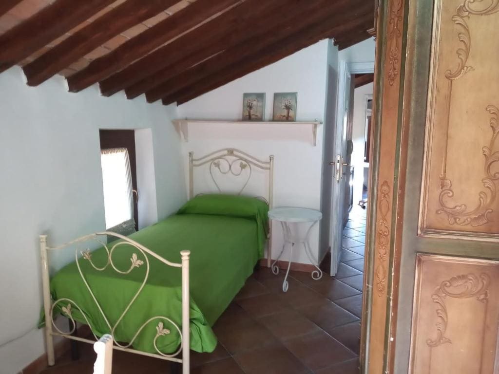 Single Room with Shared Bathroom room - Image 2