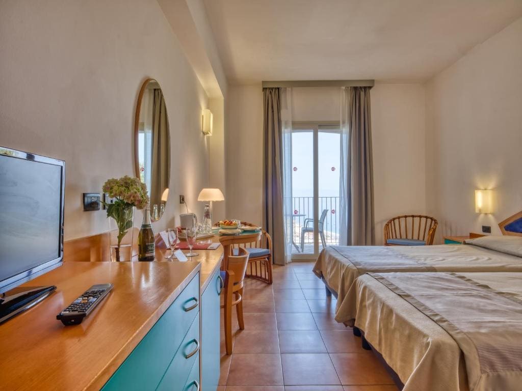 Double or Twin Room with Partial Sea View room - Image 2