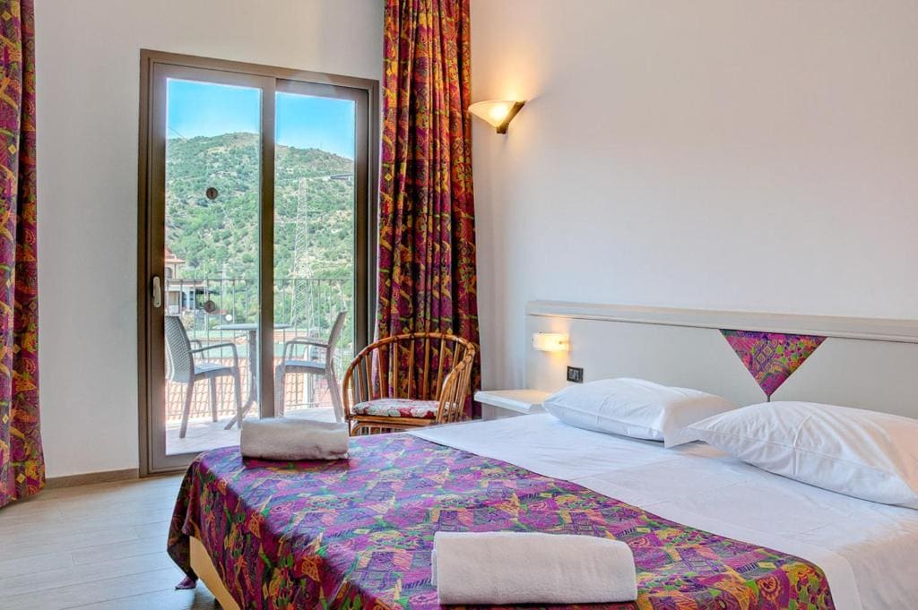 Double or Twin Room with Partial Sea View room - Image 3