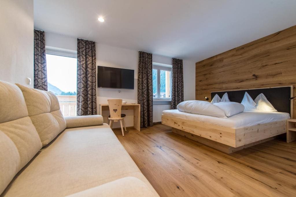 Superior Quadruple Room room - Image 1