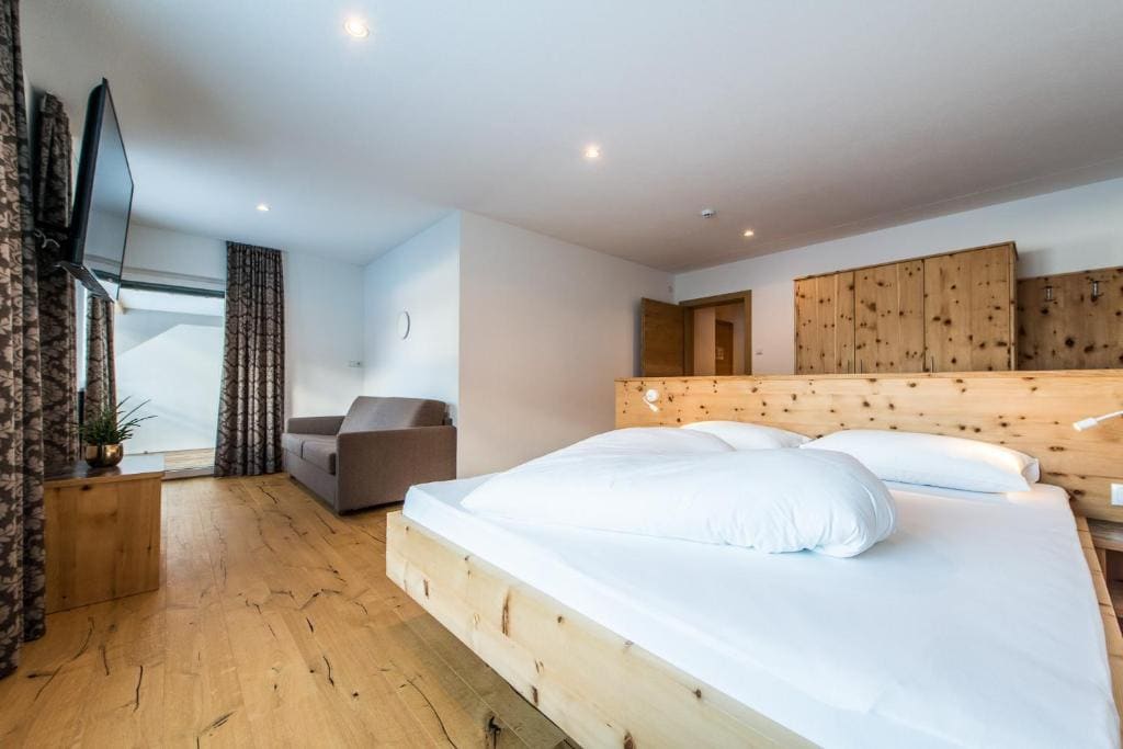 Double Room with Balcony and Mountain View room - Image 2